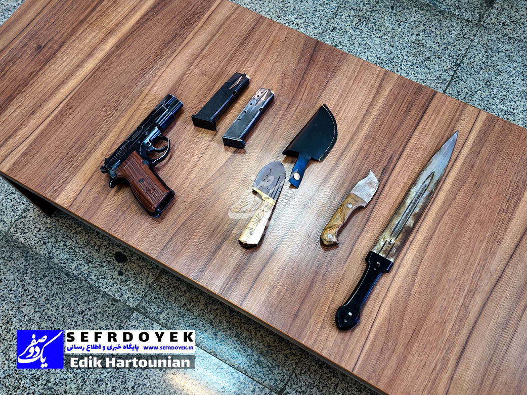 ادوات کشف شده سلاح گرم و سرد از سارقان زورگیر محدوده چیتگر جاده ورویج سرکلانتری دوم پلیس پیشگیری تهران بزرگ